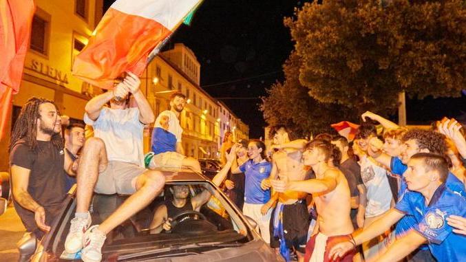 Scatta la festa in centro per la vittoria degli azzurri