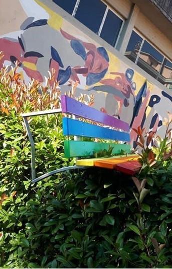 Vandali contro la panchina arcobaleno