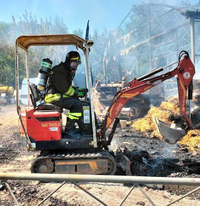Incendio a Gavello Deposito distrutto 