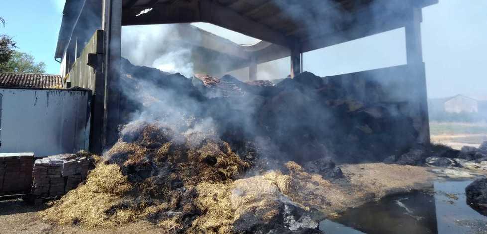 In fiamme fienile e 1.400 rotoballe alla “Professora”