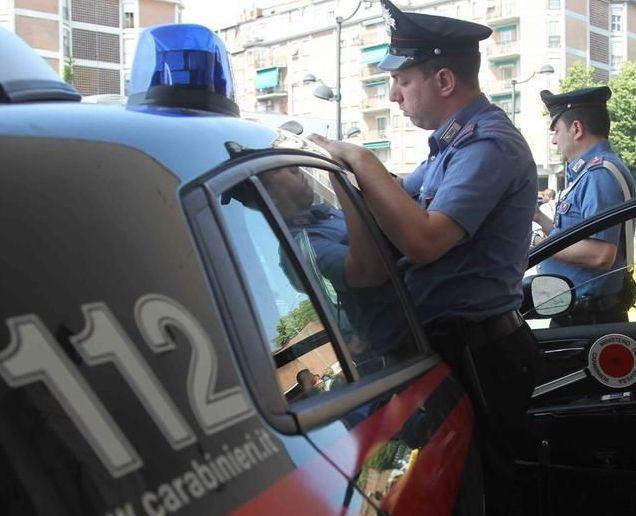 Teme di essere tradito e picchia la compagna Allontanato dal giudice 