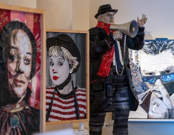 Rimini ricorda il suo Federico Fellini Opere del riciclo per i capolavori del maestro 
