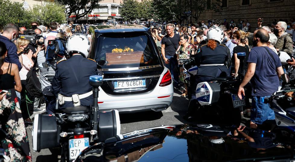 Raffaella Carrà Corteo funebre tra la folla commossa