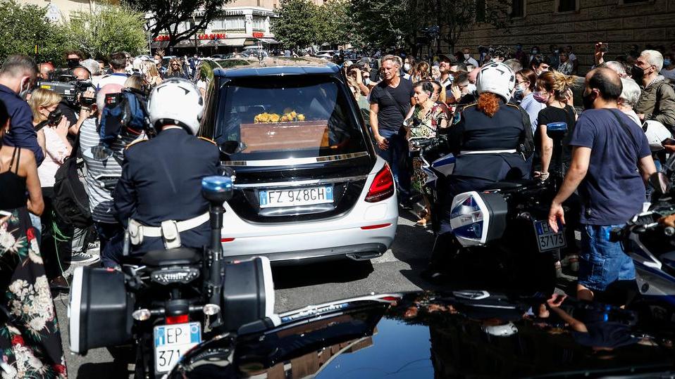 Raffaella Carrà Corteo funebre tra la folla commossa