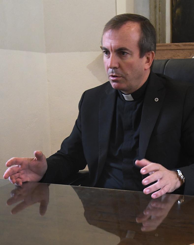 Prima la fede, il sacerdote non va in aula 