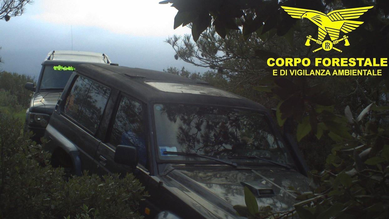 In auto e moto nel bosco: 200 euro di multa a testa 