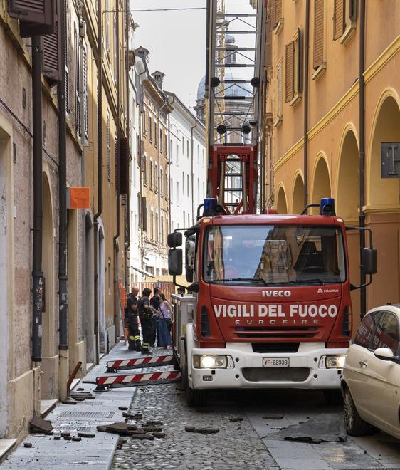 Vento, un tetto scoperchiato in centro a Modena. Danni e alberi crollati in provincia 