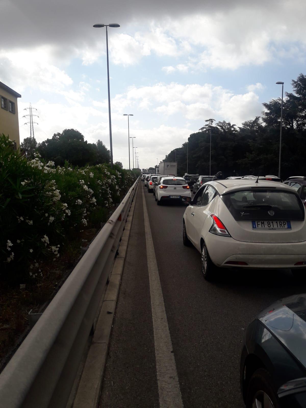 Il traffico bloccato sulla Declassata