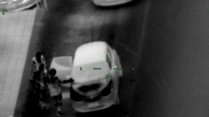 Alcune delle persone che hanno preso parte alla rissa di Calafuria viste dall’elicottero della polizia
