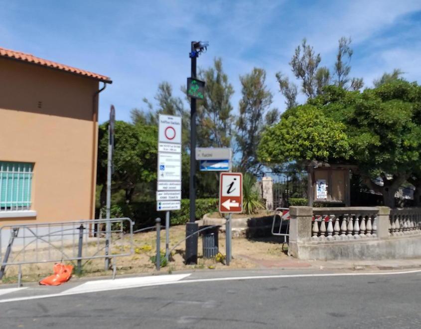 Il varco della ztl tra la via Aurelia e via Fucini