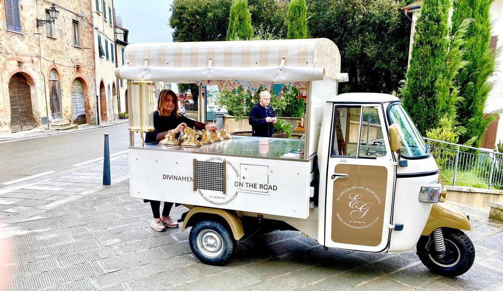 La proprietaria Eleonora Baragatti con l’ape gelato