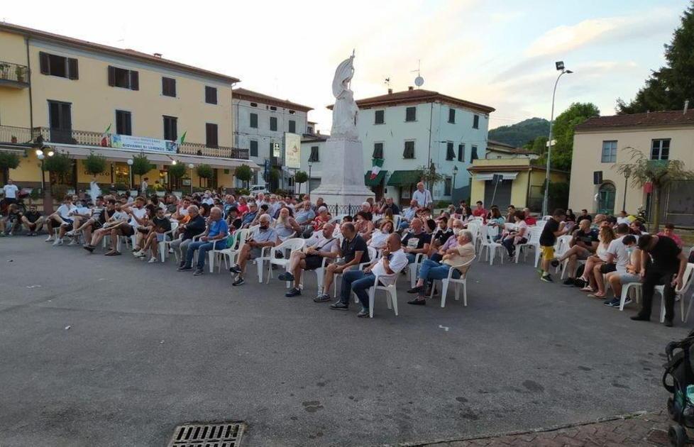 Nazionale, il sindaco di Borgo a Mozzano: «Niente maxischermo, andate nei bar» 