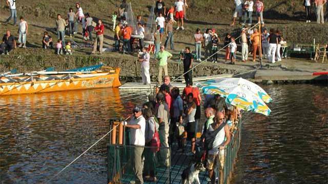 La ‘zattera-battello’, un’antica tradizione che fa la spola tra Limite e Tinaia
