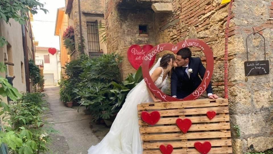 Livia e Matteo primi sposi cascianesi a sigillare il loro amore a Pietraia