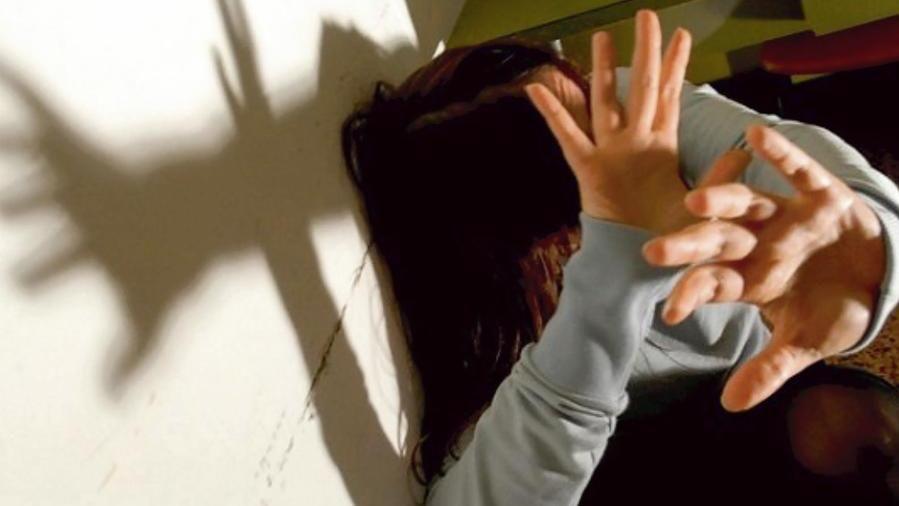 Marito violento picchia e minaccia la compagna, allontanato da casa