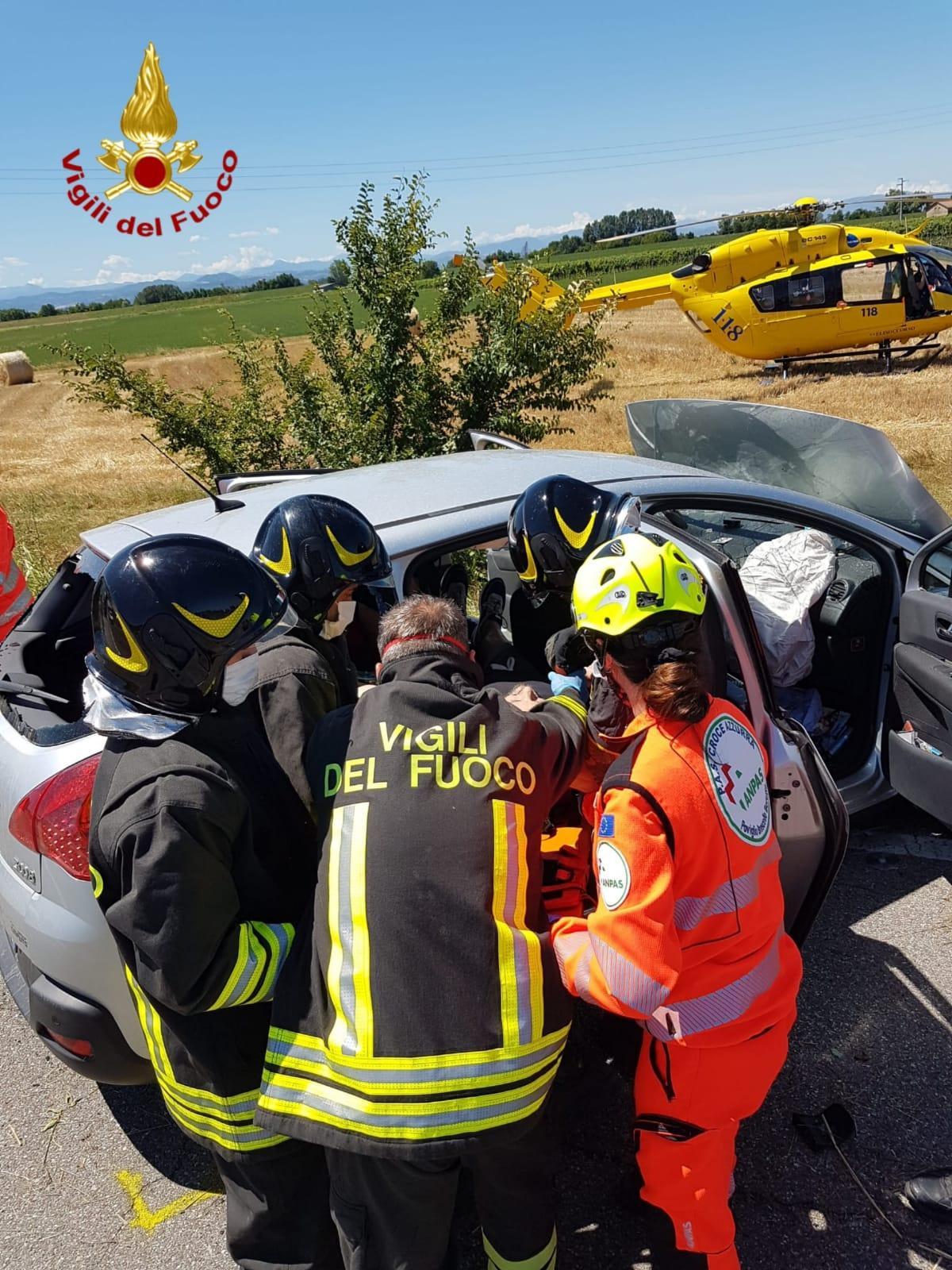 I vigili del fuoco di Reggio Emilia e il personale del 118 estraggono il ferito dall'abitacolo del'auto subito dopo l'incidente a Cadelbosco Sopra