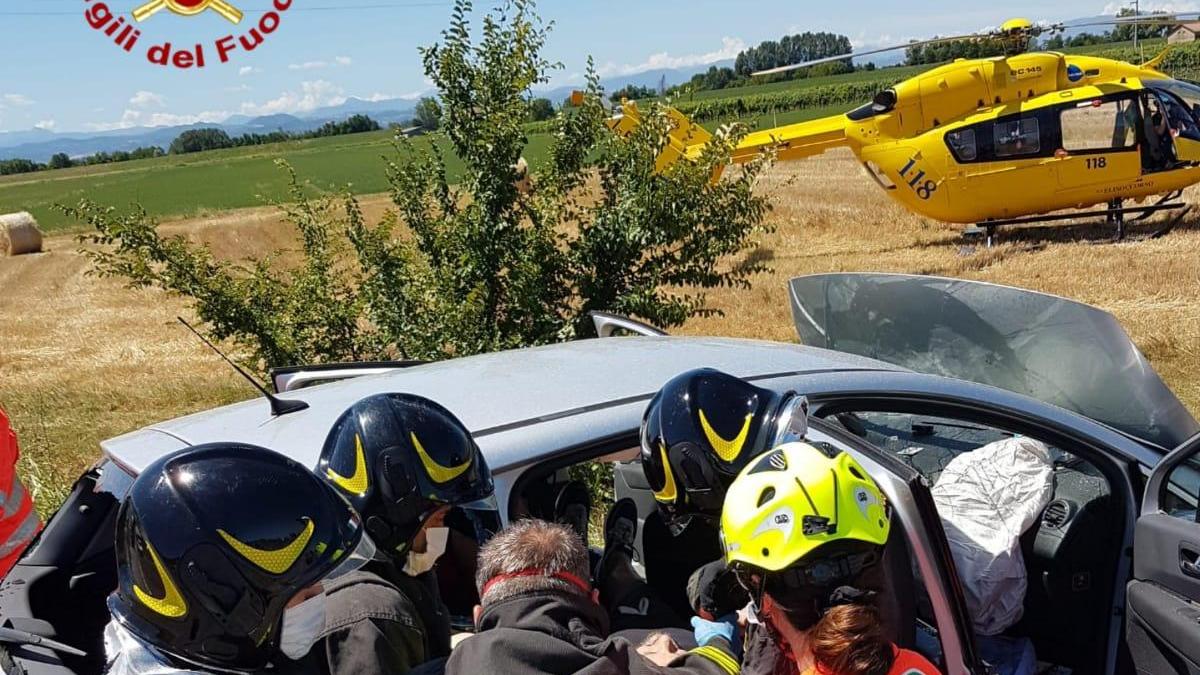 I vigili del fuoco di Reggio Emilia e il personale del 118 estraggono il ferito dall'abitacolo del'auto subito dopo l'incidente a Cadelbosco Sopra