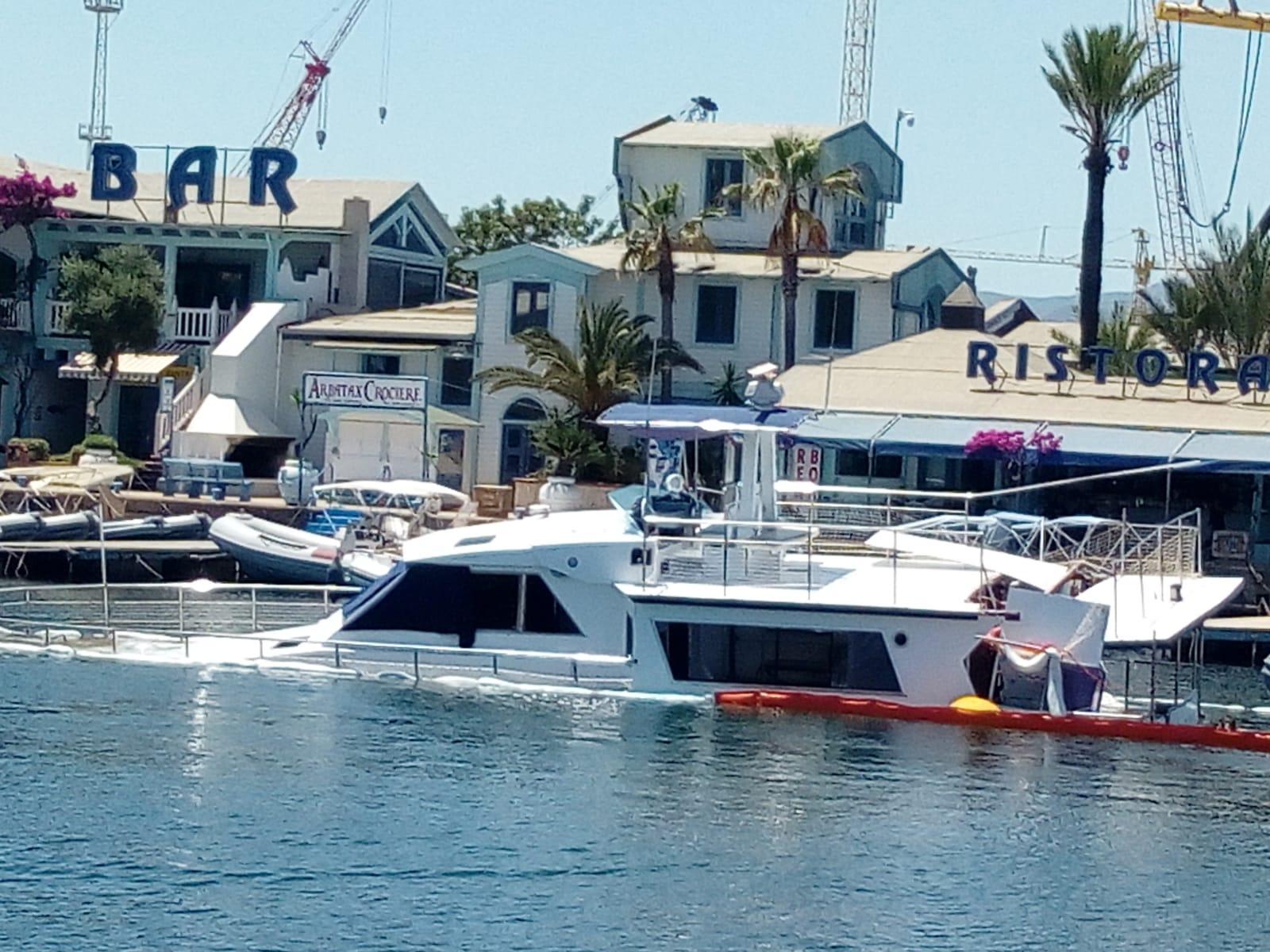 Rimorchiato in porto ad Arbatax il barcone che ha rischiato di affondare con 12 turisti