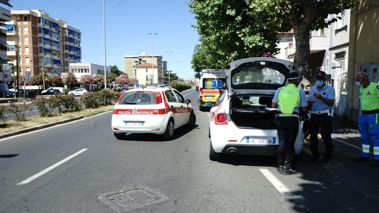 La polizia municipale sul luogo dell'incidente (foto Daniele Stefanini/Silvi)