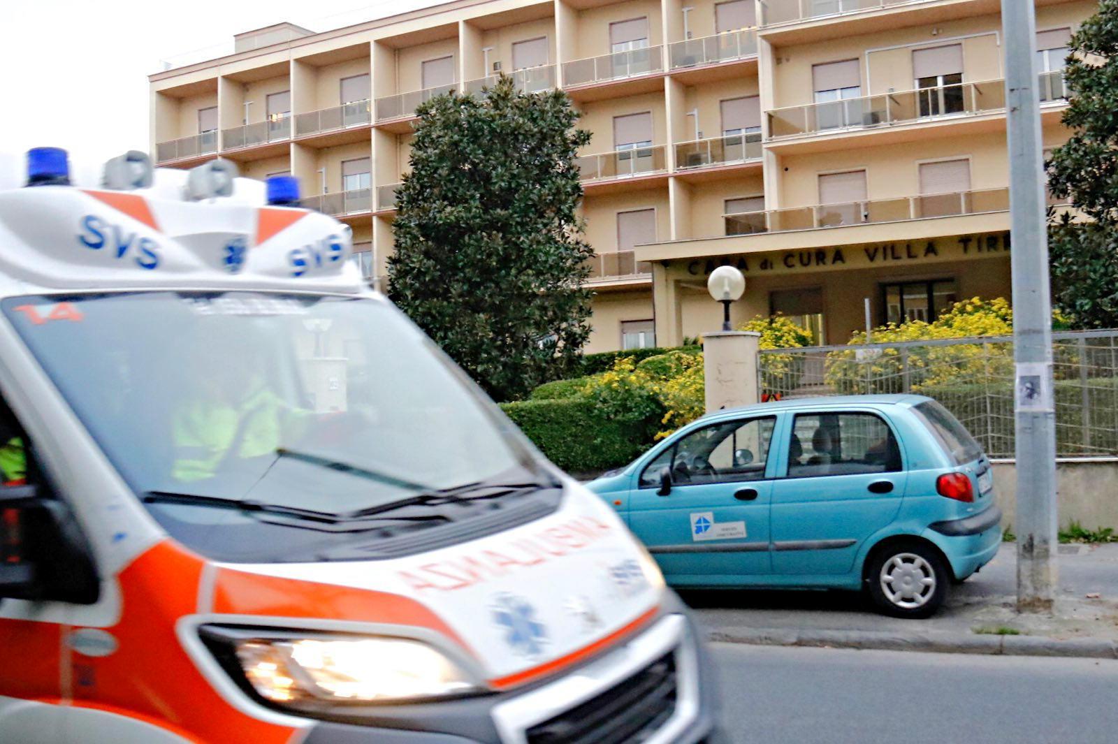 Un'ambulanza davanti Villa Tirrena (foto d'archivio)