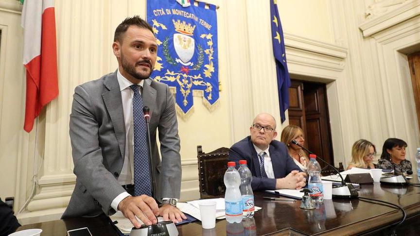 Il sindaco di Montecatini, Luca Baroncini, in una seduta del consiglio comunale