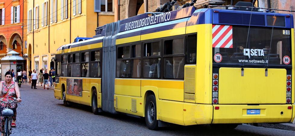 Modena, in centro “prove” di pedonalizzazione: nel weekend niente bus sulla via Emilia 