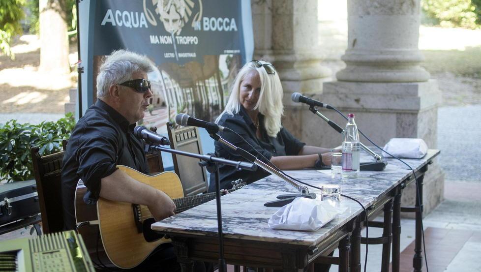 Aleandro Baldi canta accompagnandosi alla chitarra al Tettuccio; a fianco Simona Peselli (Foto Nucci)