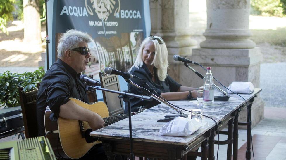 Aleandro Baldi canta accompagnandosi alla chitarra al Tettuccio; a fianco Simona Peselli (Foto Nucci)