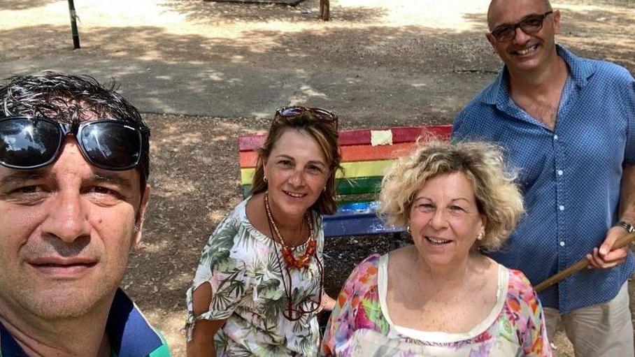 Ripulita in poche ore la panchina arcobaleno sporcata dai vandali
