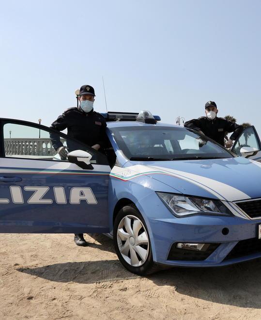 Evade dai domiciliari mentre va in Questura