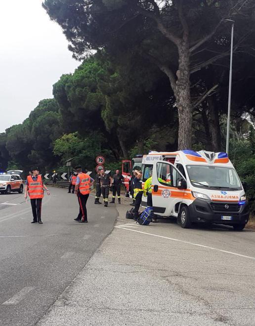 Si schianta con l’auto contro un albero Perde la vita un artigiano di 56 anni 