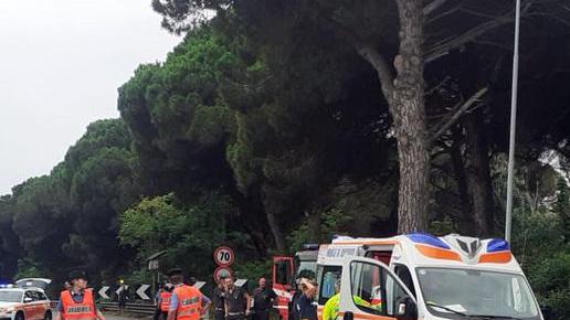 Si schianta con l’auto contro un albero Perde la vita un artigiano di 56 anni