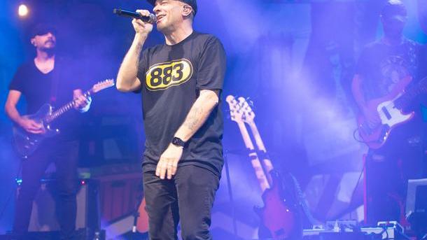 Max Pezzali ai box per la pioggia Ma poi è un tuffo negli anni ’90