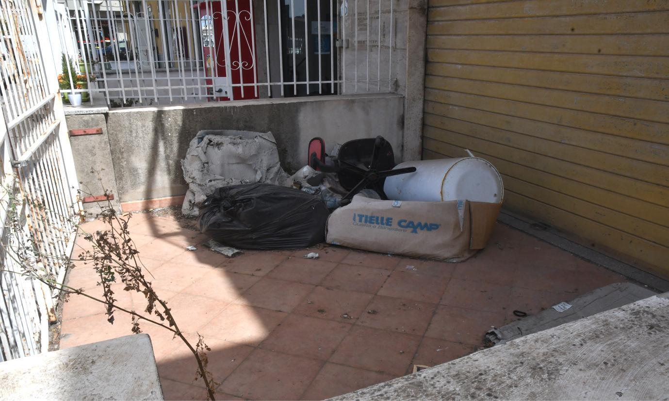 Negozio chiuso, ma restano i rifiuti