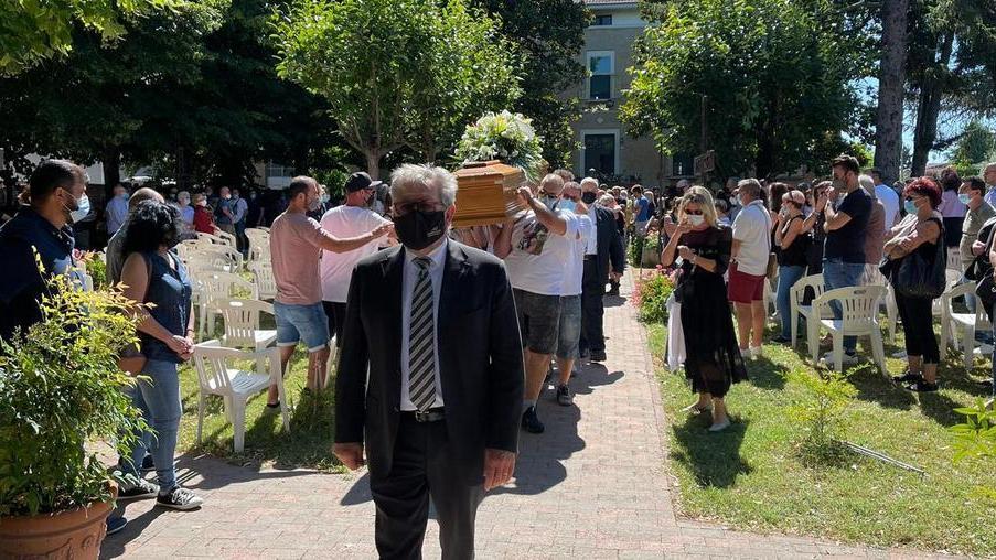 Finale. In mille a Massa per l’addio a Simon «Sarai sempre parte di noi»