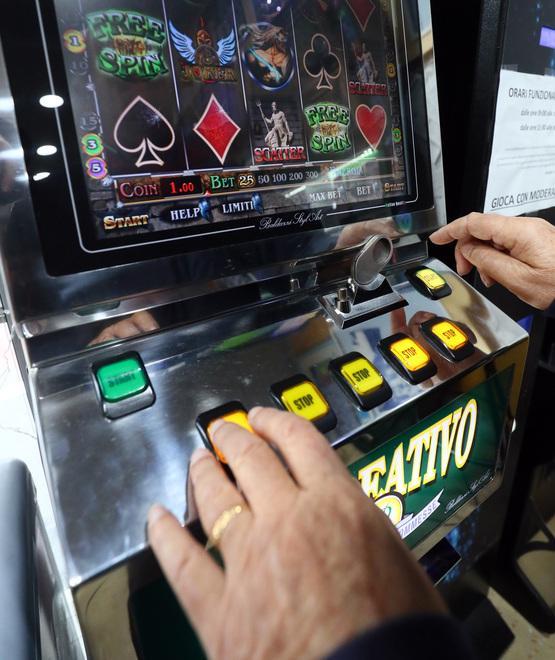 Ferrara, gioco d’azzardo. Sos per gli over sessanta: ecco gli opuscoli Serd 