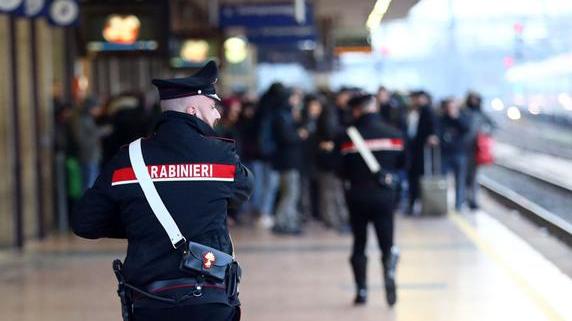 Portomaggiore, ubriaco e violento aggredisce il capotreno e dopo i carabinieri
