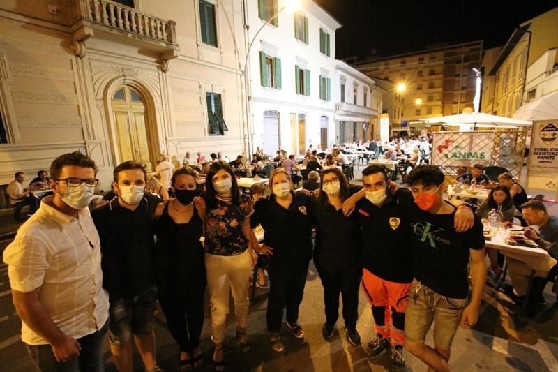 La cena dei donatori di sangue in via XX Settembre a Empoli