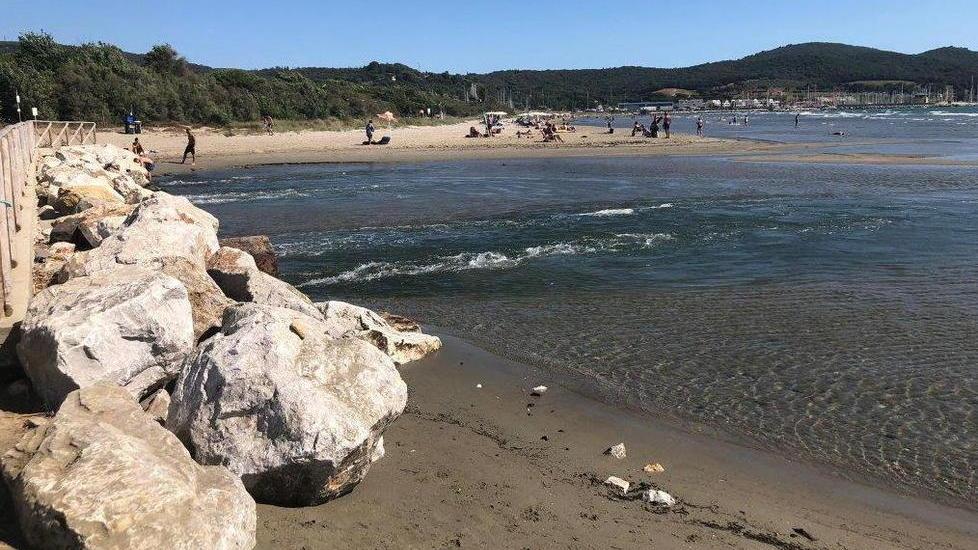 Gasolio e bitume nel canale: divieto di balneazione alla foce della Fiumara