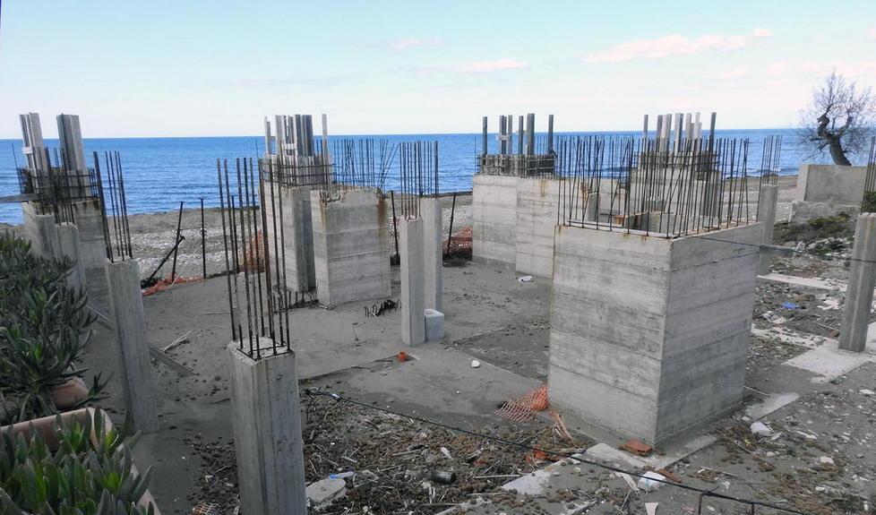 I pilastri che devono essere demoliti nell’area dell’ex Faro a San Vincenzo (foto Paolo Barlettani)