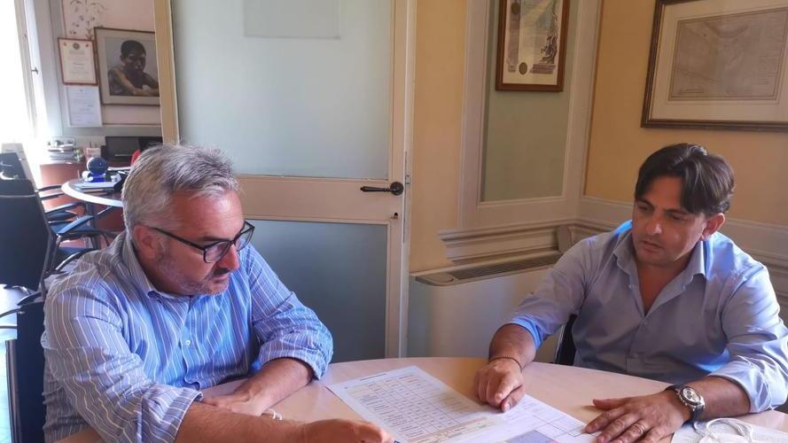 Da sinistra il sindaco Sergio Di Maio e Giovanni Nigro, titolare dell’omonima azienda di costruzioni