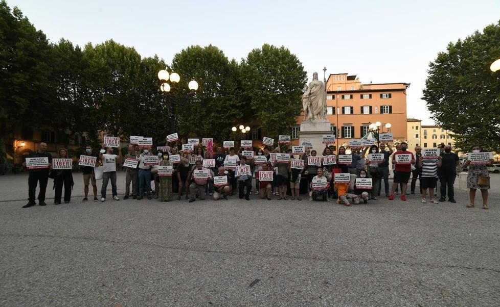 Lucca, i ProVita manifestano contro la legge Zan. “Non una di meno” lancia slogan a favore 