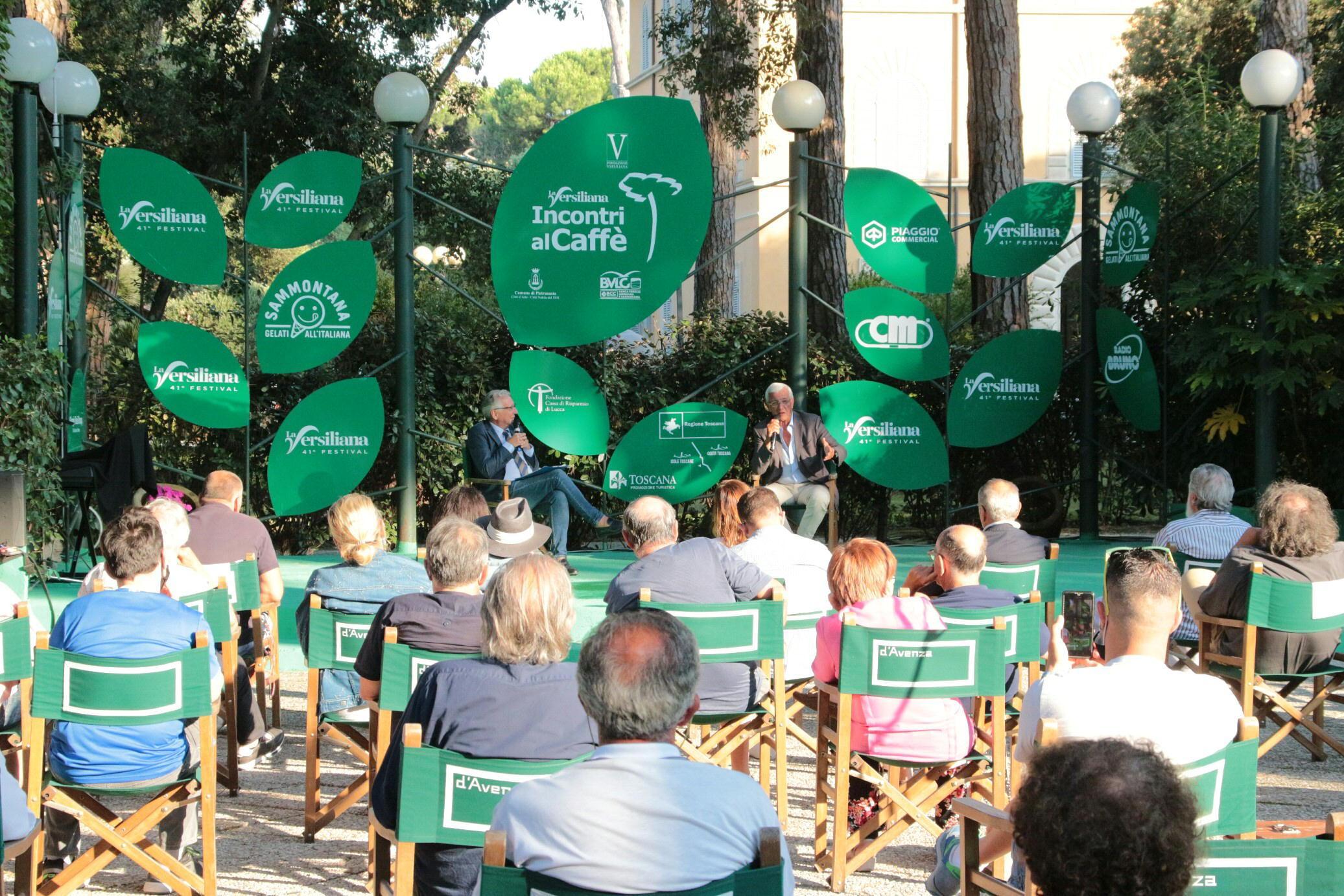 Un incontro in Versiliana (sul palco Marcello Lippi)
