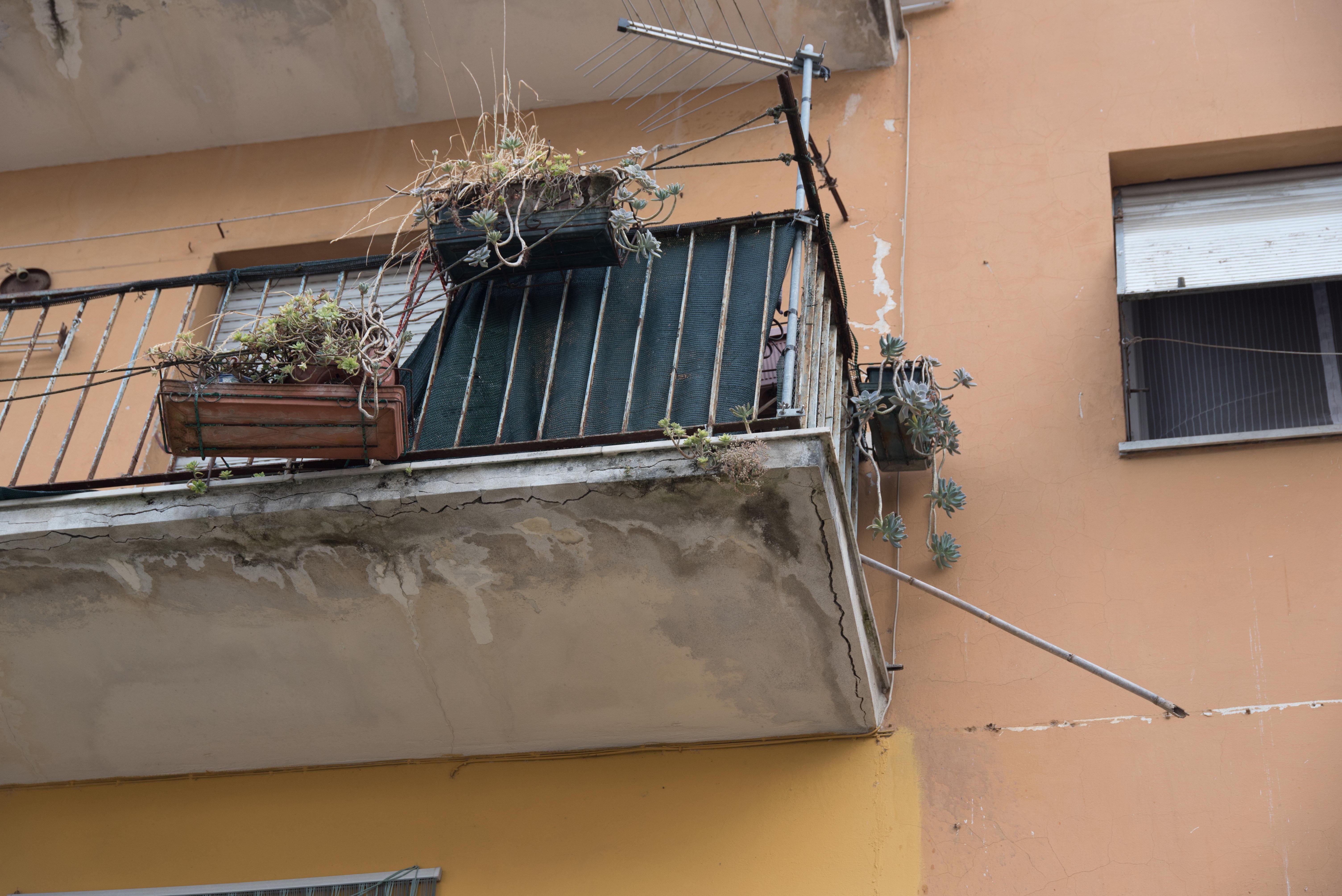 Terrazzini crepati e fioriere pericolanti (Foto Genovese)