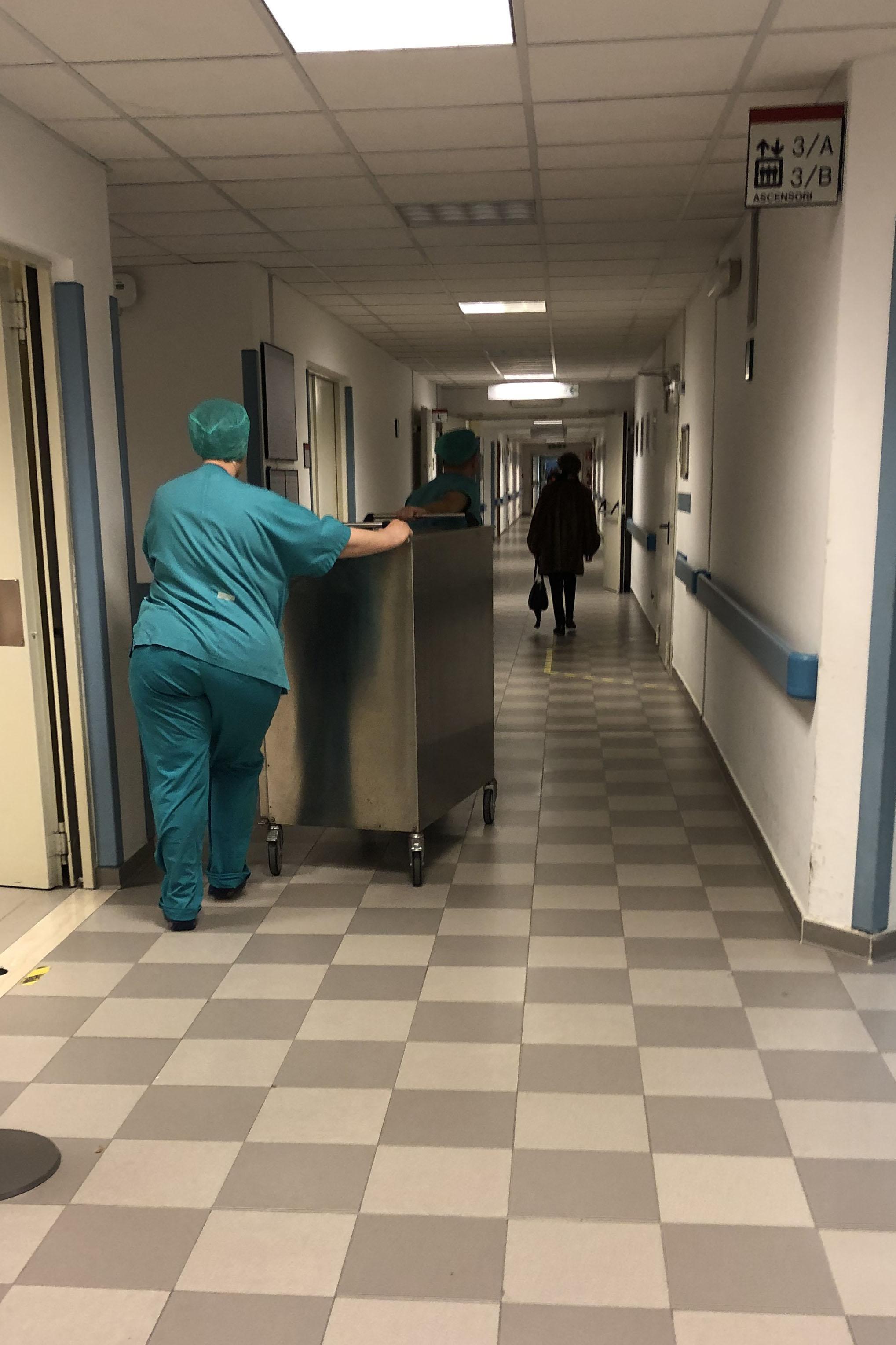 Distribuzione di pasti in ospedale