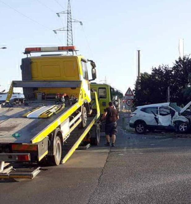 Auto contro un carro-attrezzi: gravissimo 17enne, ferito il padre