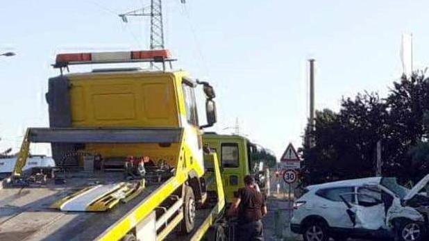 Auto contro un carro-attrezzi: gravissimo 17enne, ferito il padre
