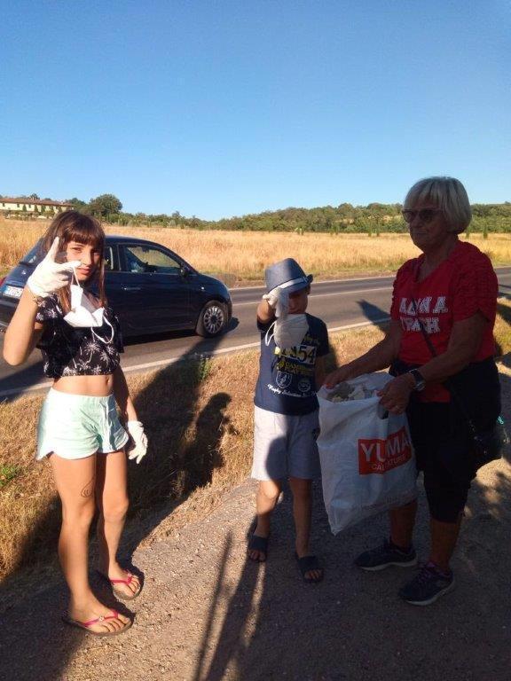 Nonna Laura insieme con i nipoti Lara e Marco raccoglie mascherine gettate a terra
