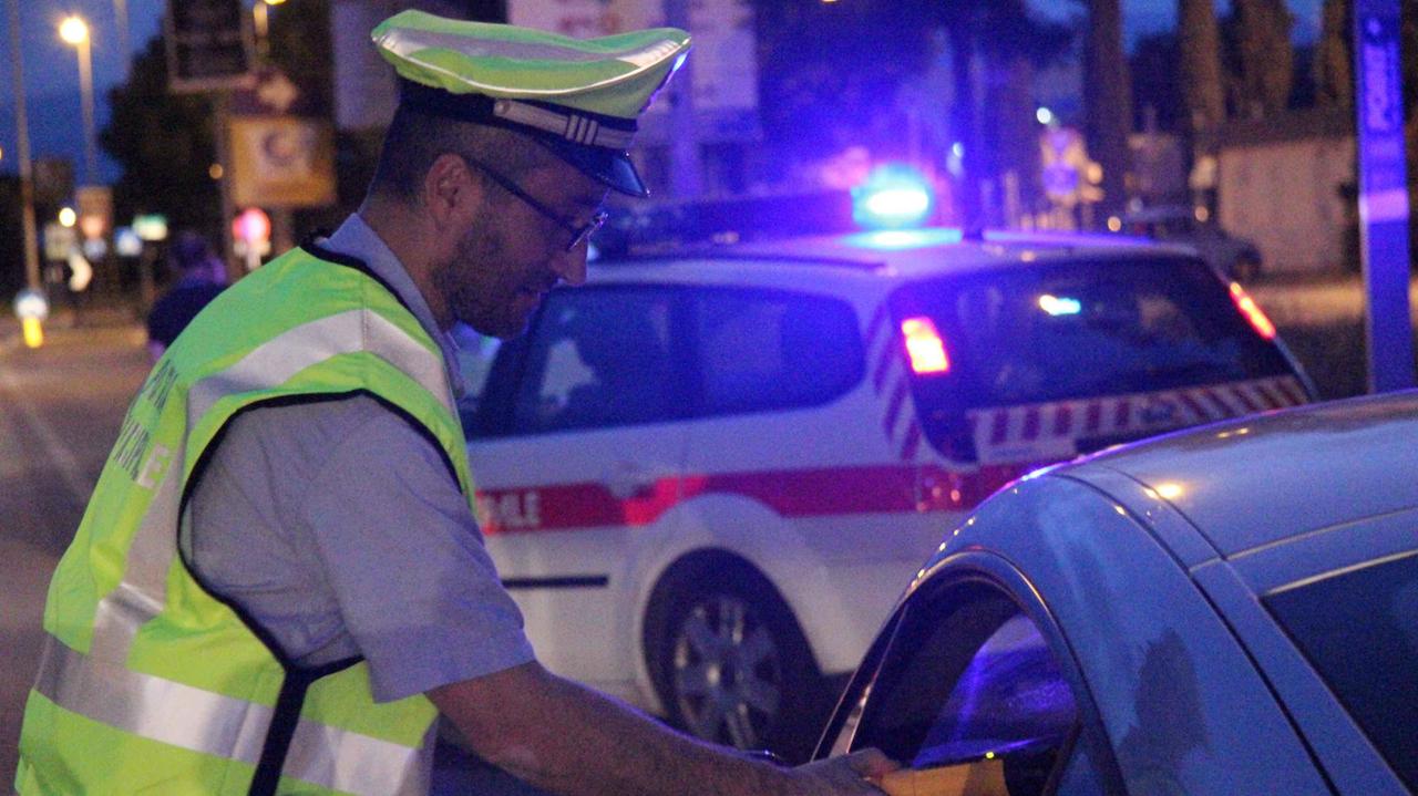 Controlli della Municipale con l'etilometro (archivio)