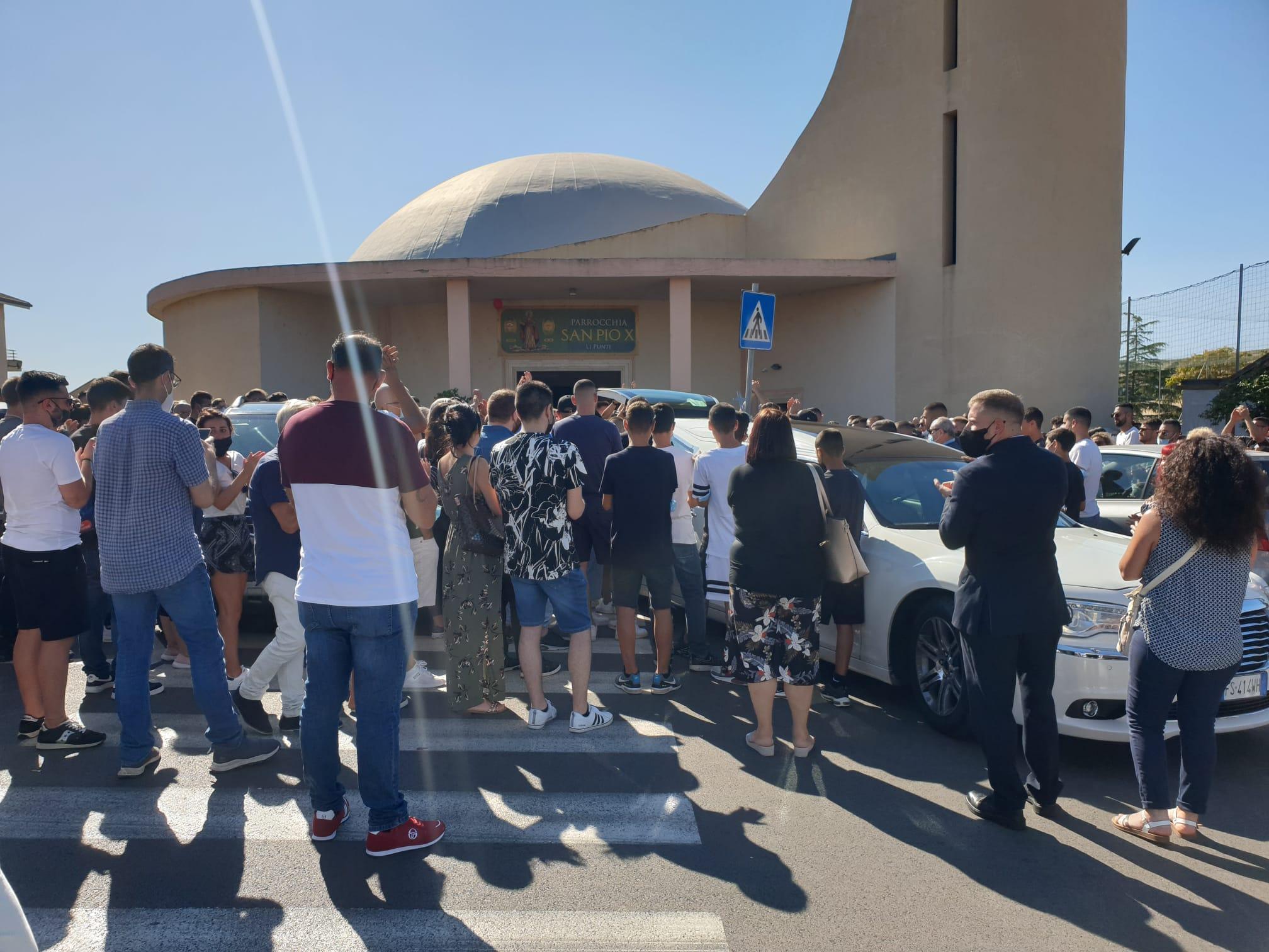 Sassari, folla immensa a Li Punti per salutare l'amato Alessio morto a 19 anni